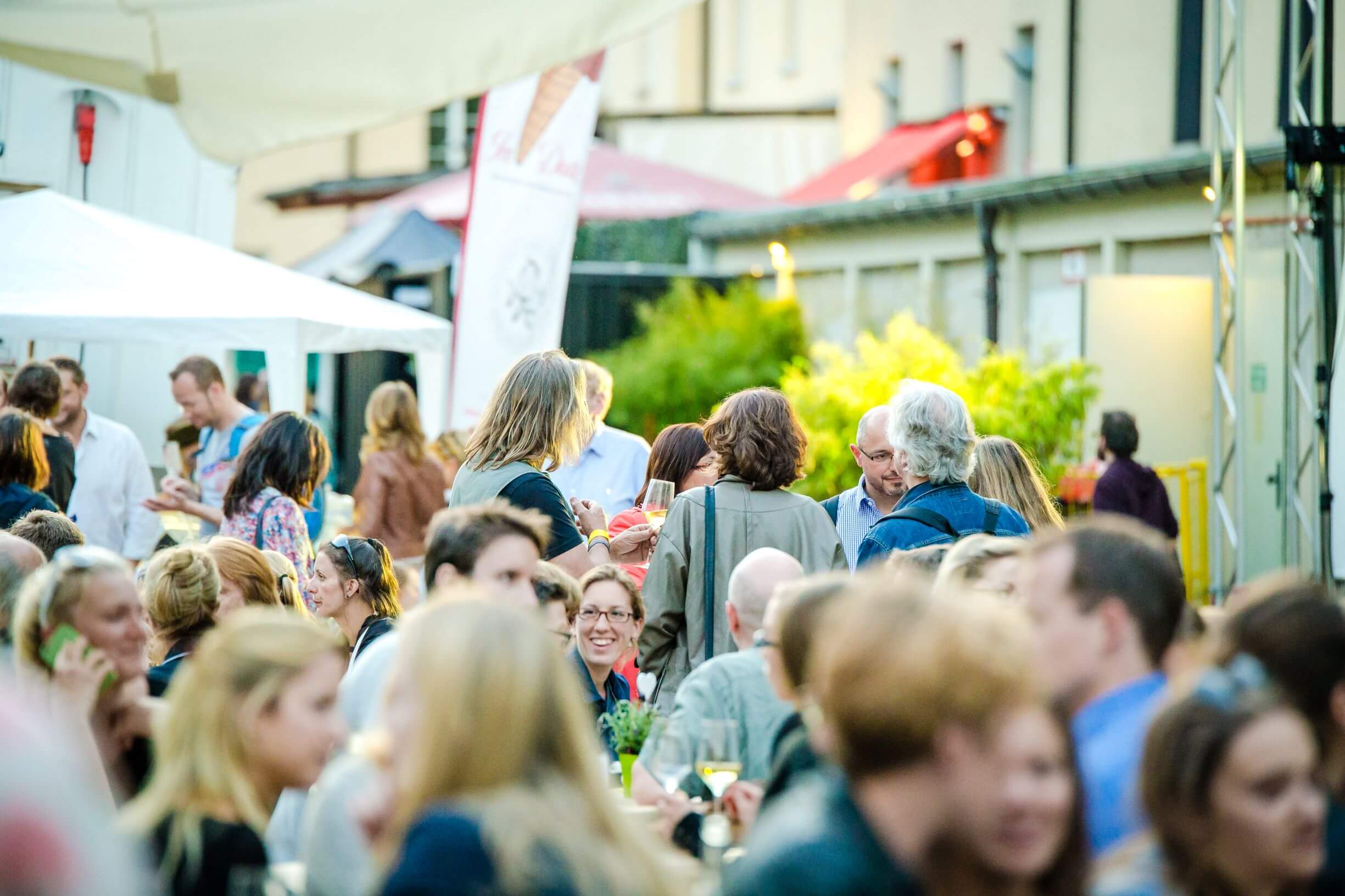 Weinverkostung und Streetfood auf dem Slowfood Markt